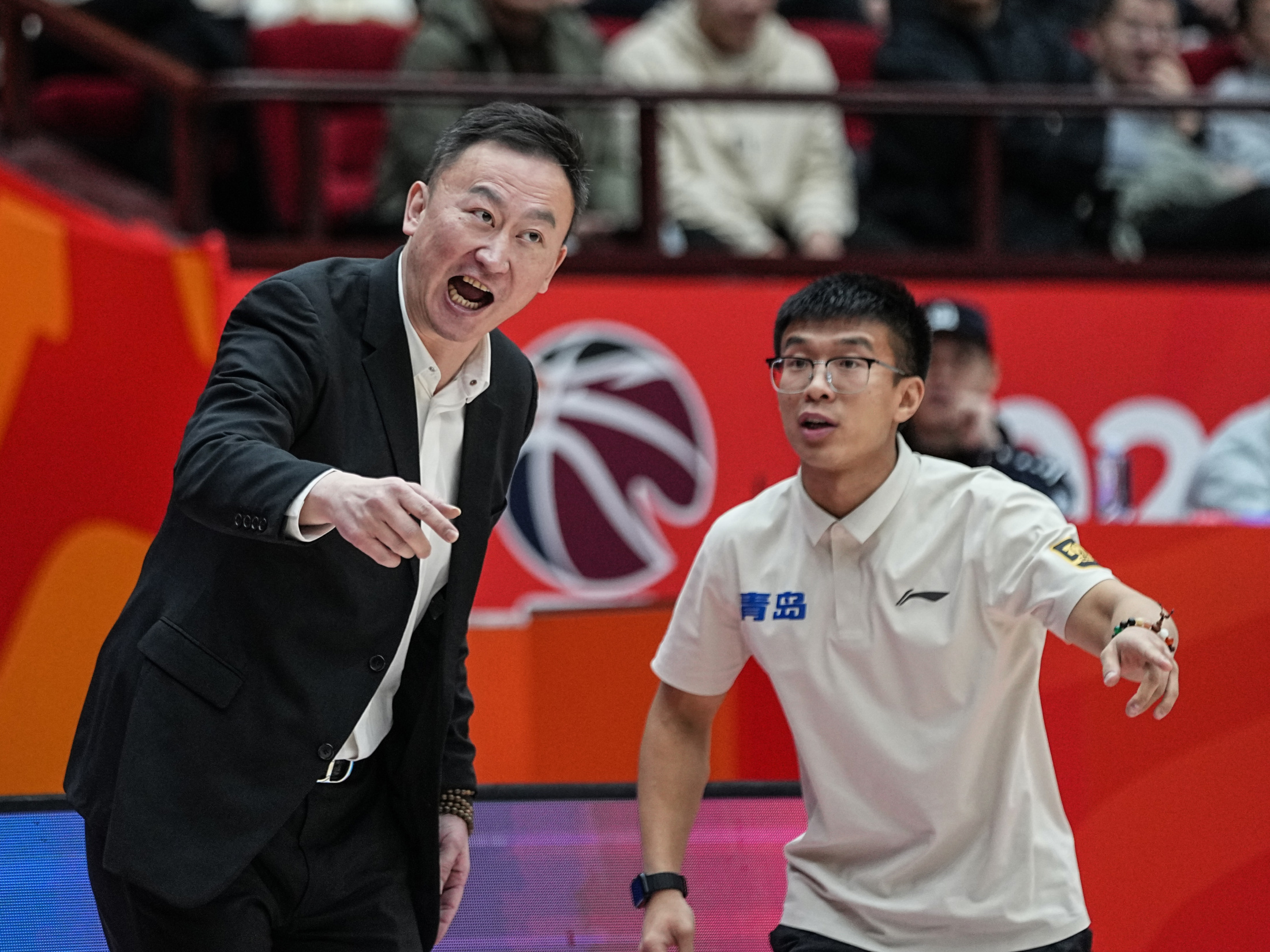 亚博体育直播包含从转会期山东男篮队长鼓劲到拉齐奥今夜扳平良机，里程碑夜丹佛掘金门线救险的词条